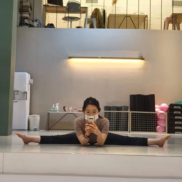 Jiyae in a split at a dance studio